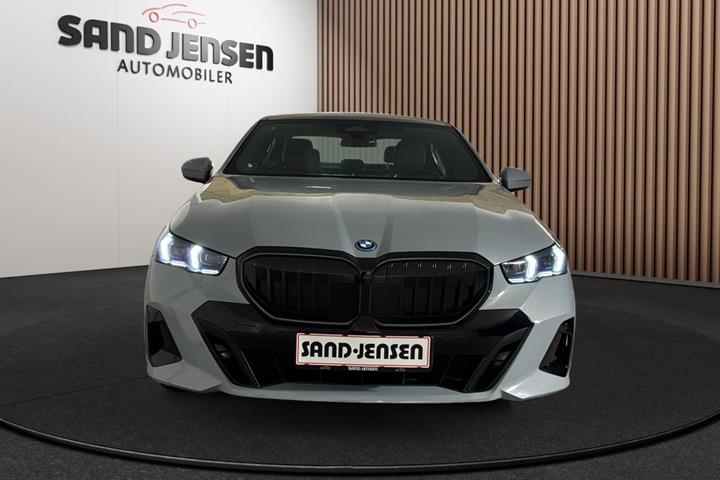 Grå BMW i5 fra 2024