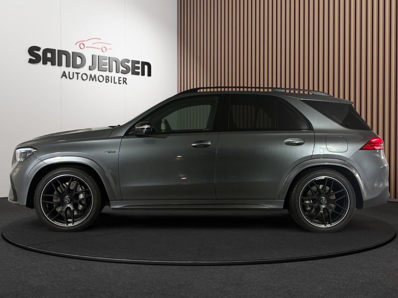 Grå Mercedes GLE53 fra 2025
