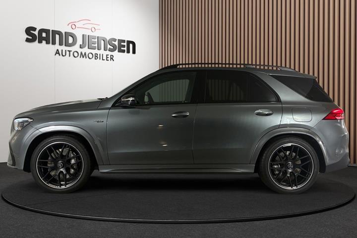 Grå Mercedes GLE53 fra 2025