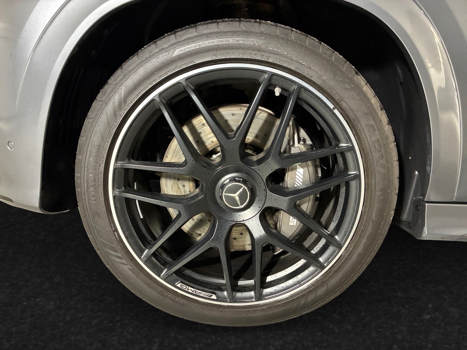 Grå Mercedes GLE53 fra 2025