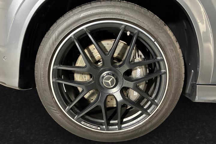 Grå Mercedes GLE53 fra 2025
