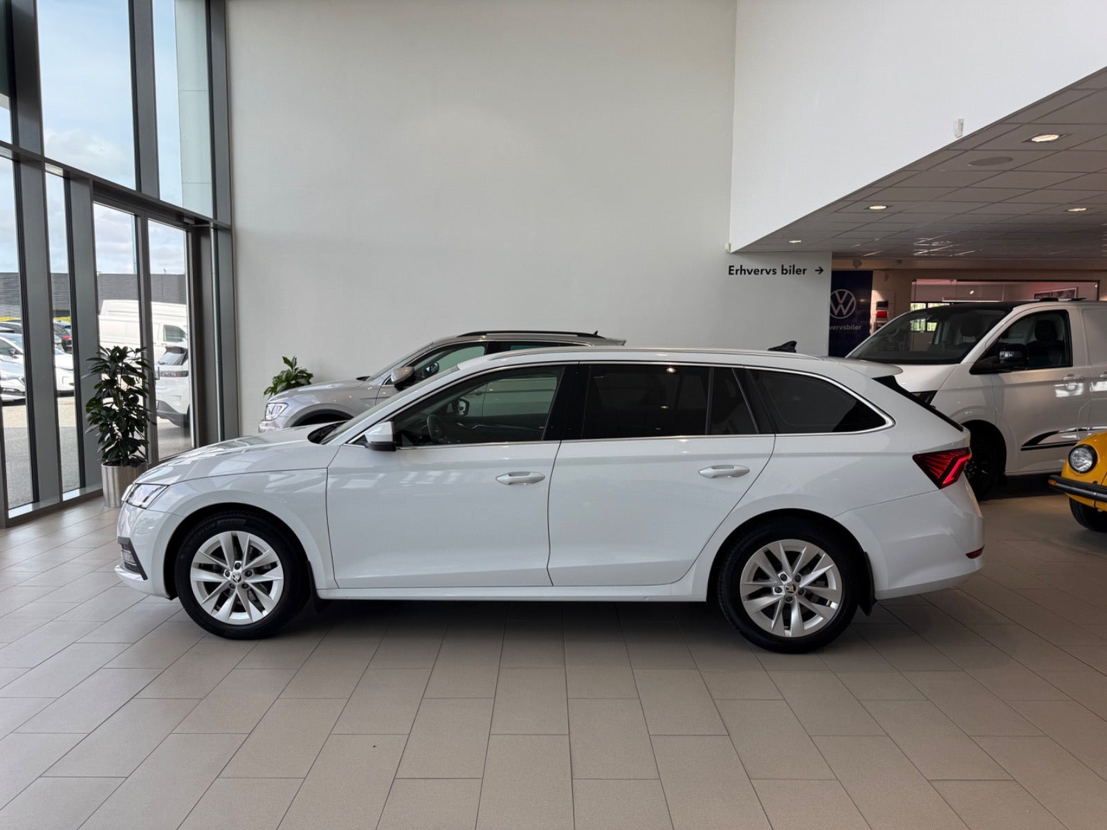 Hvid Skoda Octavia fra 2023