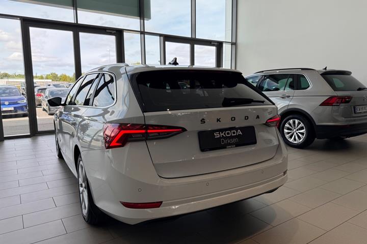Hvid Skoda Octavia fra 2023