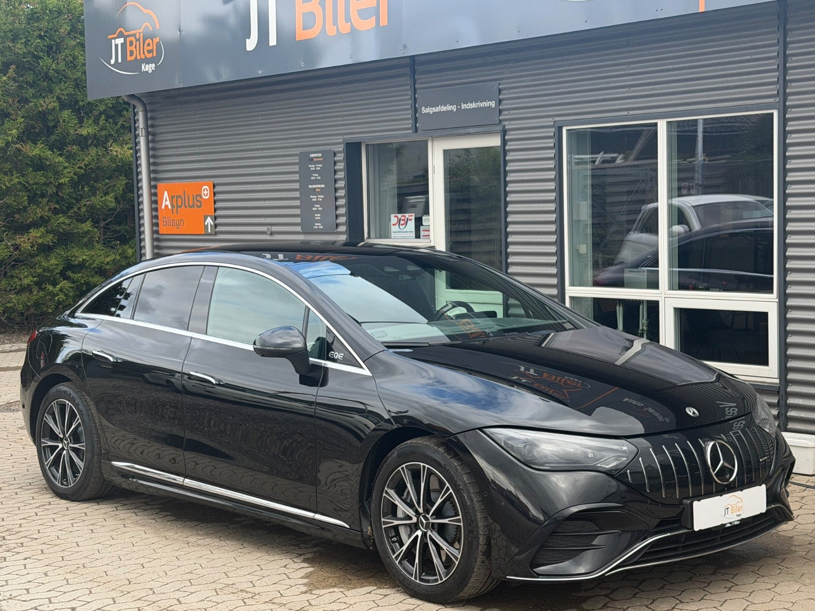 Sort Mercedes EQE350 fra 2024