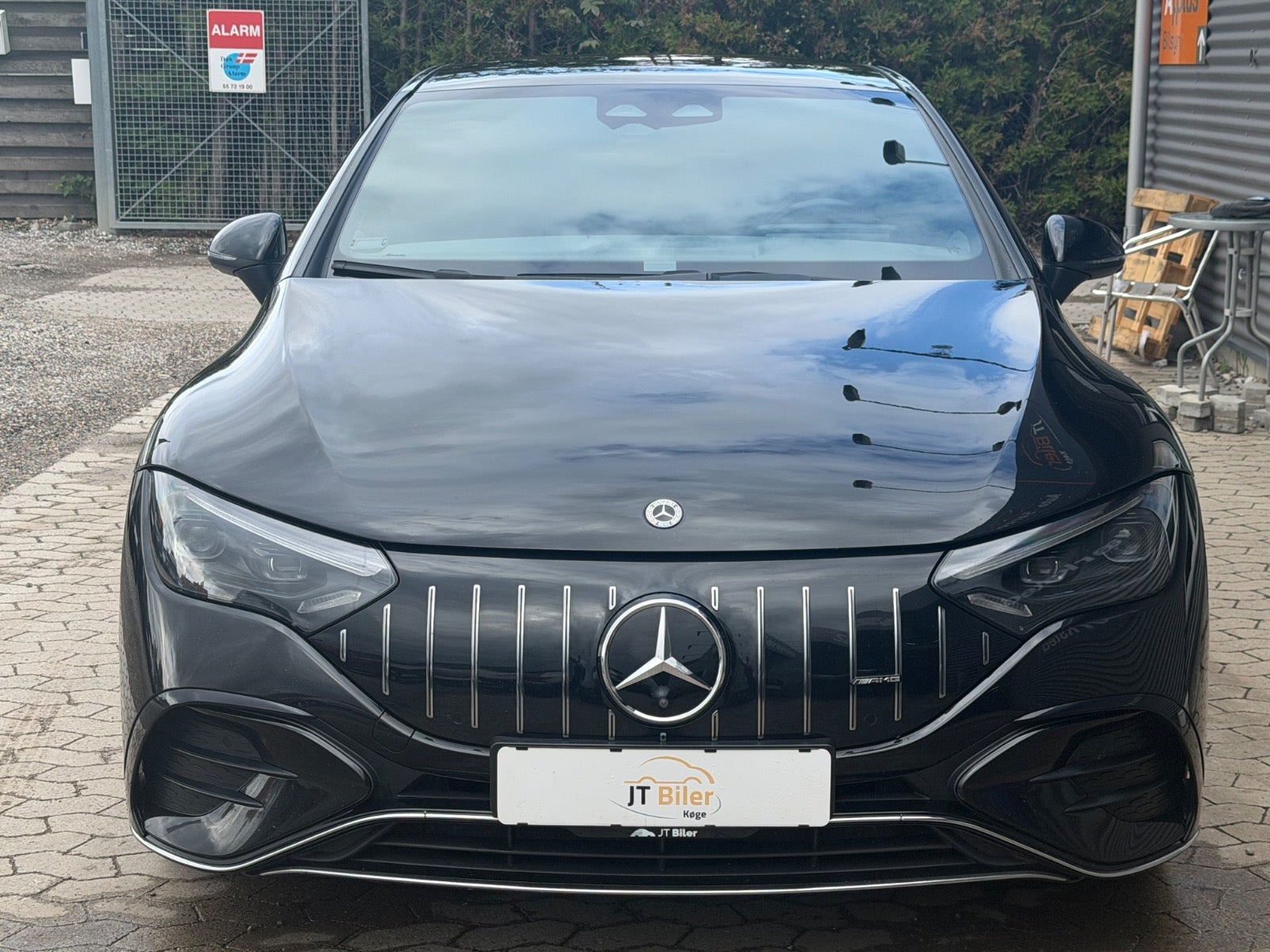 Sort Mercedes EQE350 fra 2024