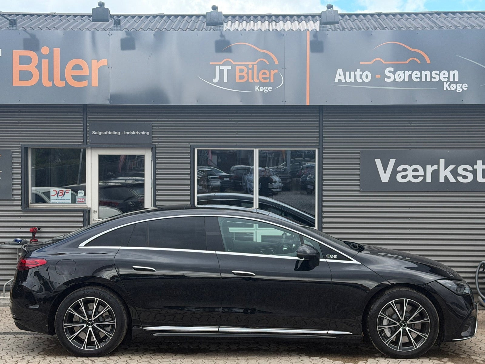 Sort Mercedes EQE350 fra 2024