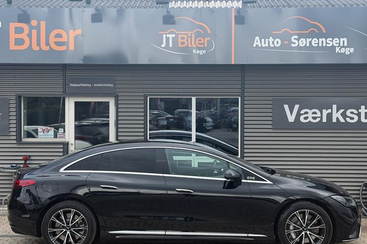 Sort Mercedes EQE350 fra 2024