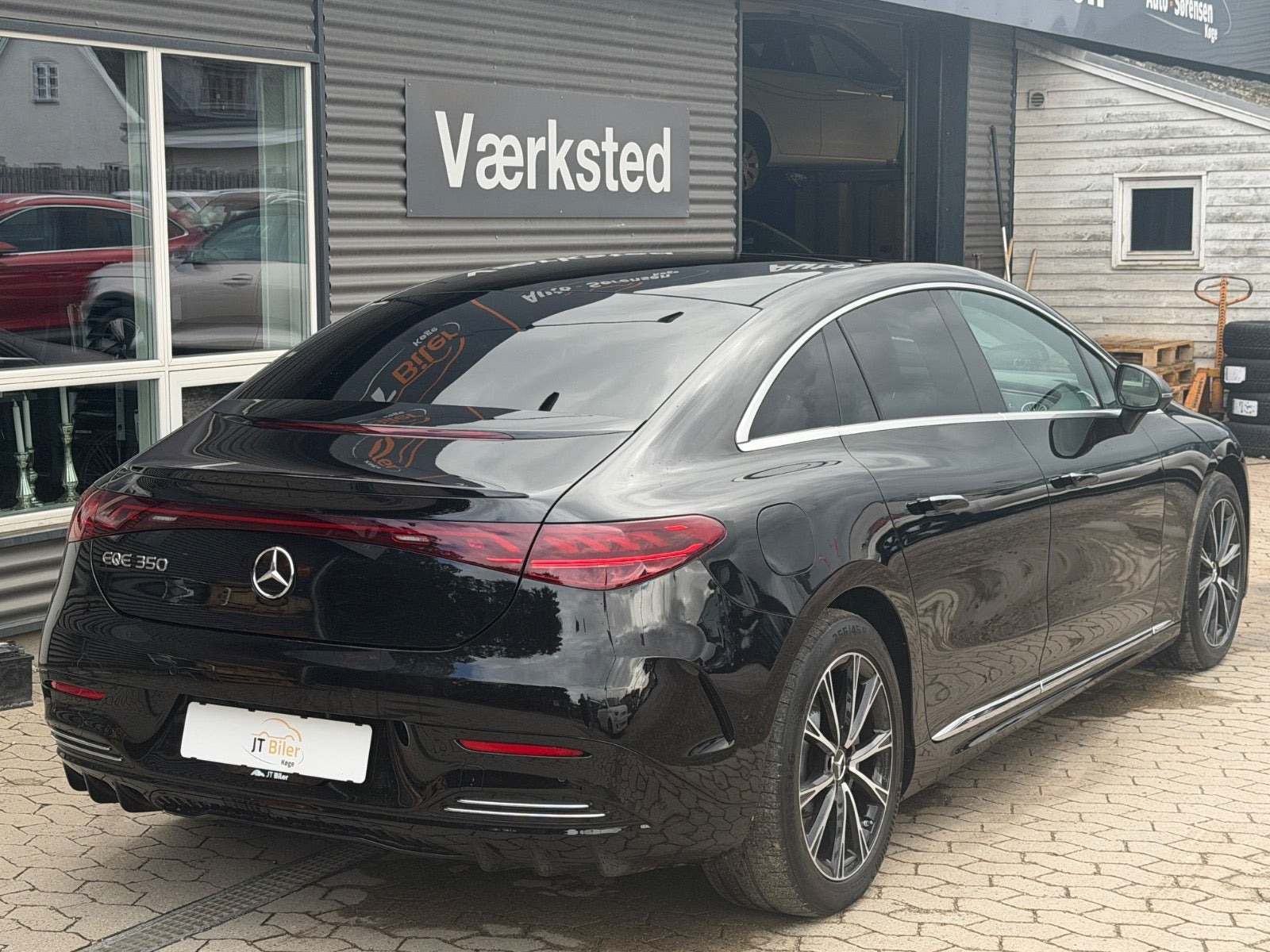 Sort Mercedes EQE350 fra 2024