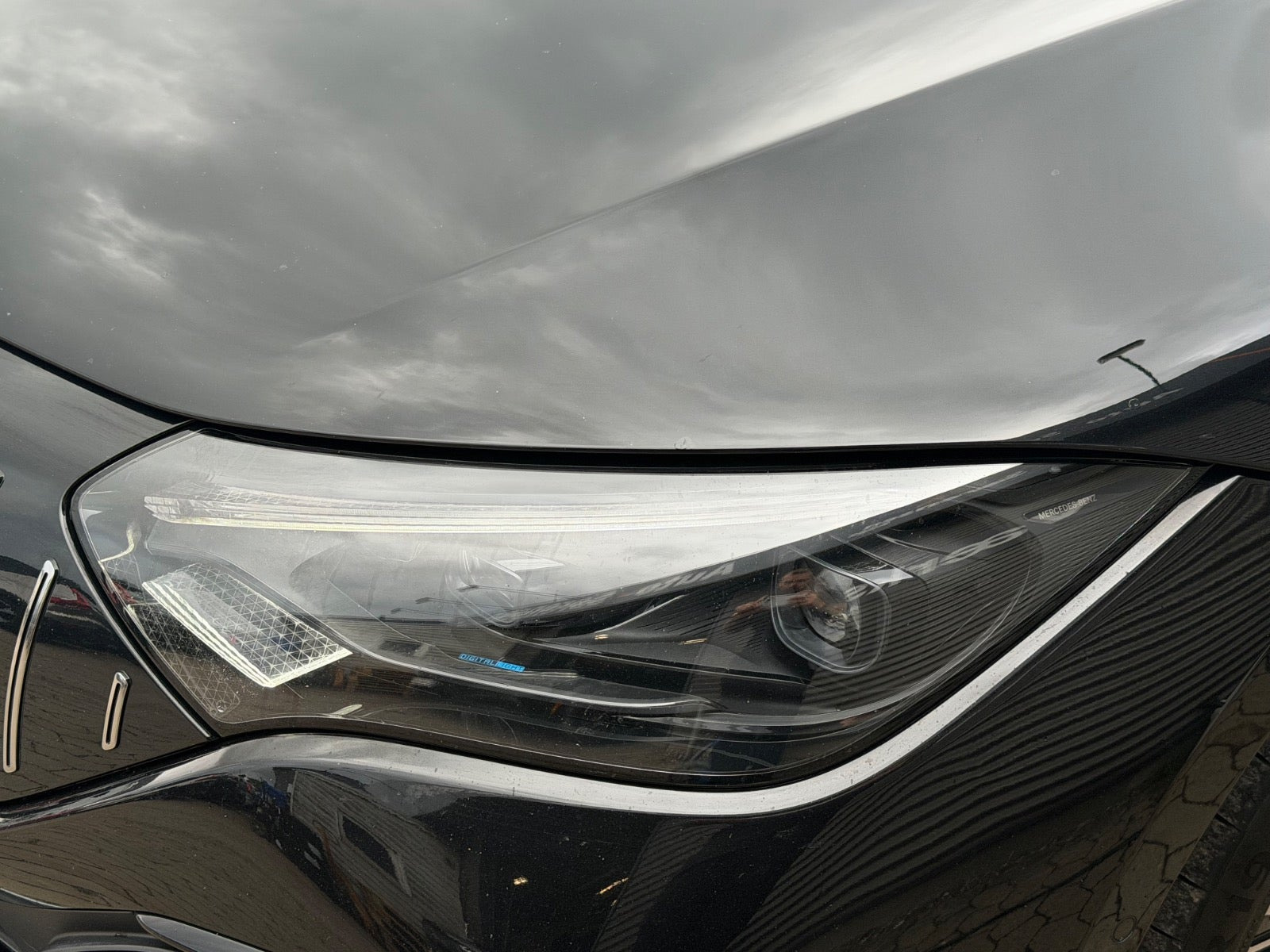 Sort Mercedes EQE350 fra 2024