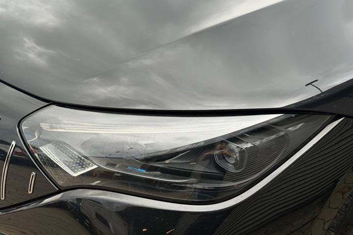 Sort Mercedes EQE350 fra 2024