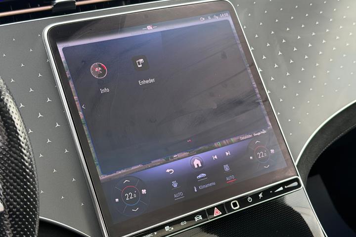 Sort Mercedes EQE350 fra 2024