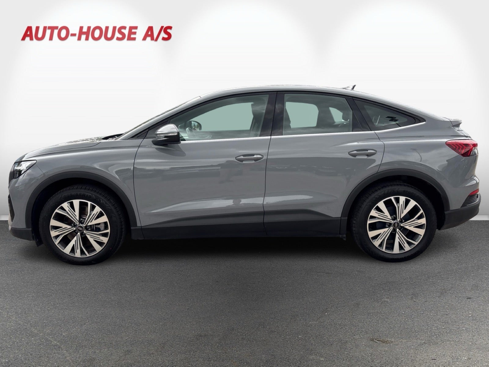Grå Audi Q4 e-tron fra 2024