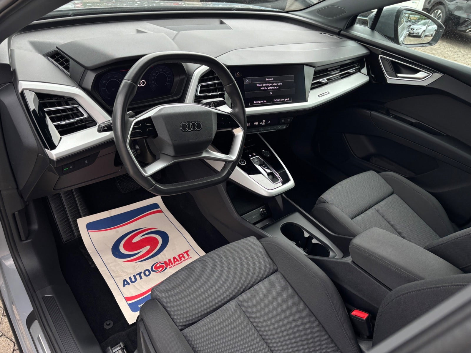 Grå Audi Q4 e-tron fra 2024