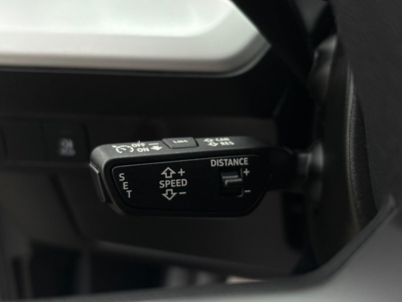Grå Audi Q4 e-tron fra 2024