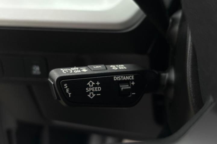 Grå Audi Q4 e-tron fra 2024