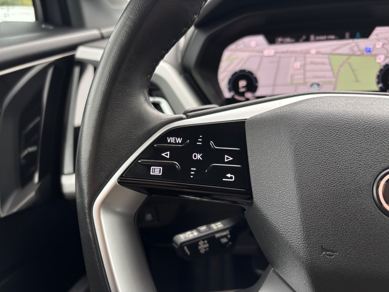 Grå Audi Q4 e-tron fra 2024