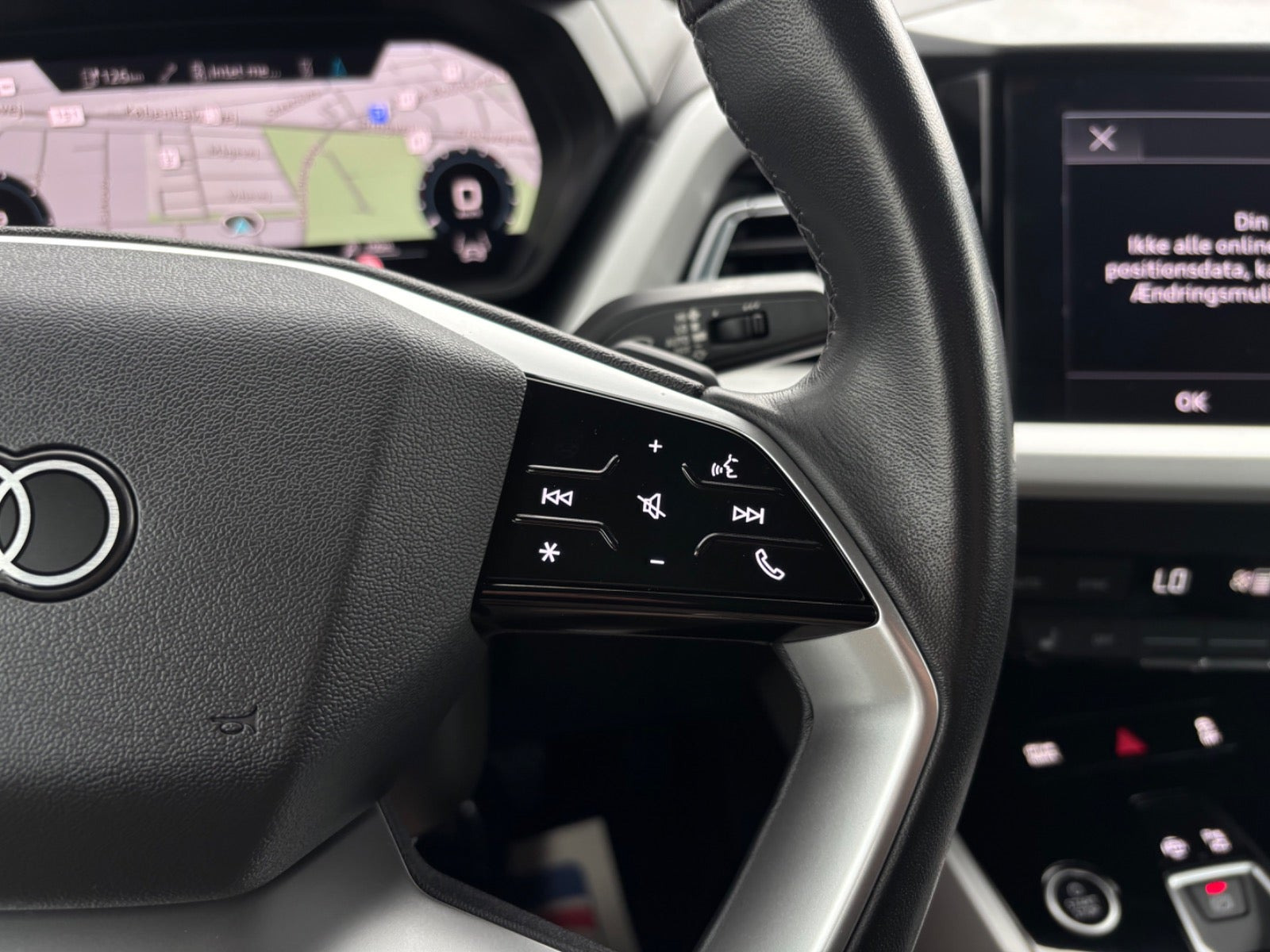 Grå Audi Q4 e-tron fra 2024