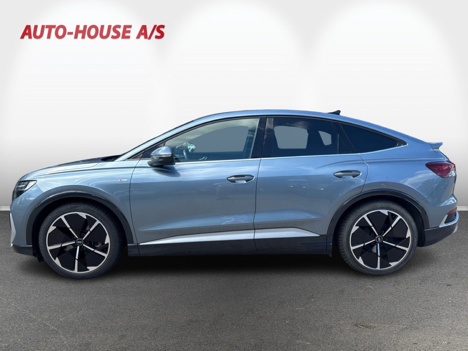 Blå Audi Q4 e-tron fra 2022