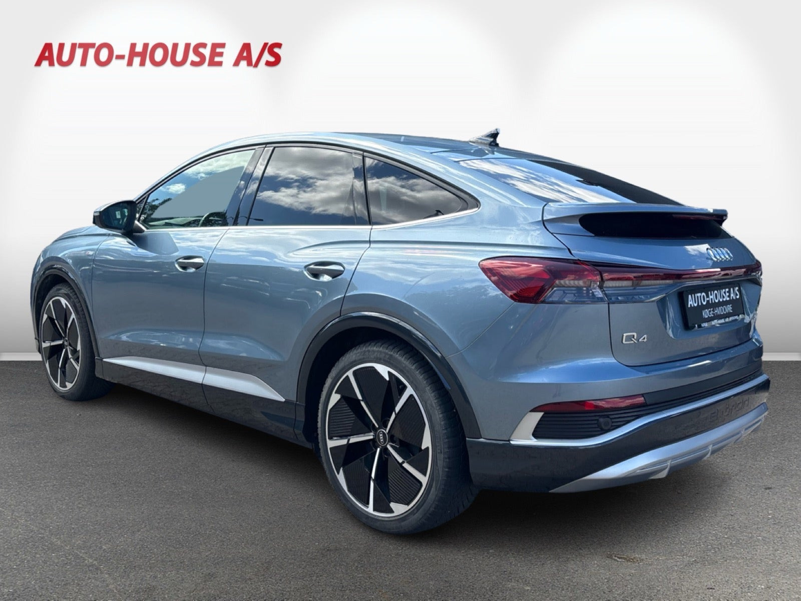 Blå Audi Q4 e-tron fra 2022