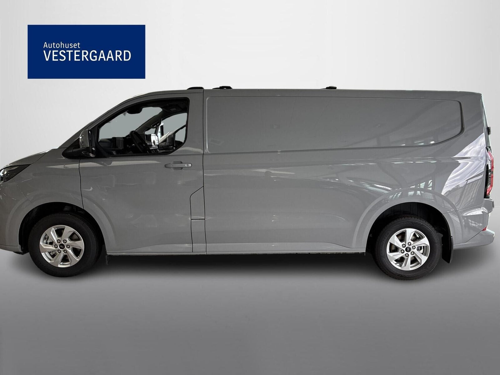 Grå Ford E-Transit Custom 340 L2 fra 2027