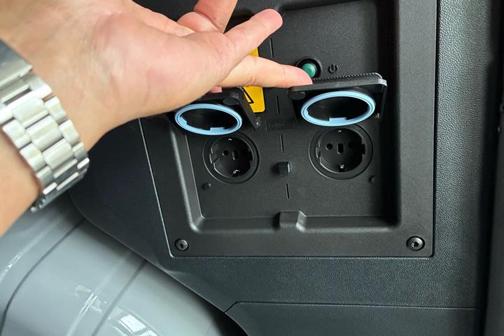 Grå Ford E-Transit Custom 340 L2 fra 2027