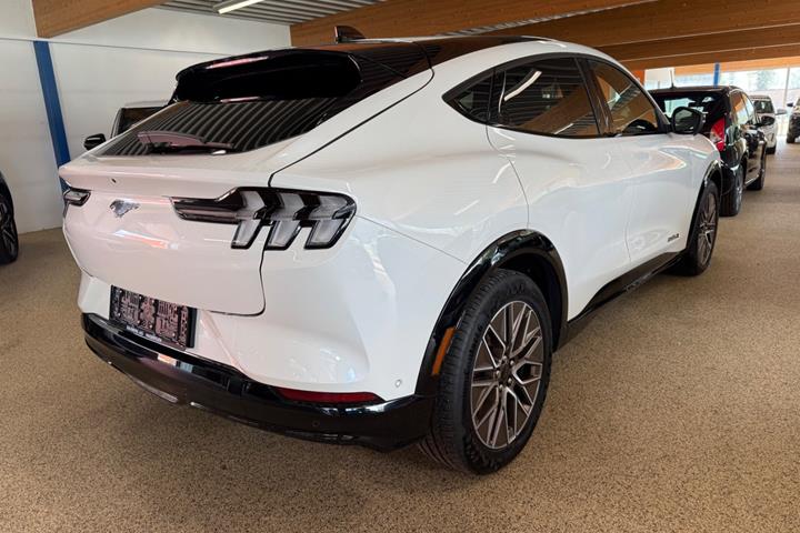 Hvid Ford Mustang Mach-E fra 2024