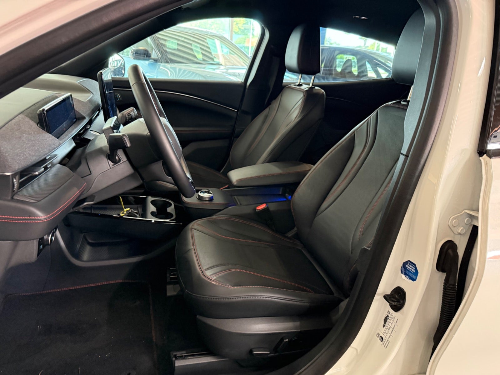 Hvid Ford Mustang Mach-E fra 2024