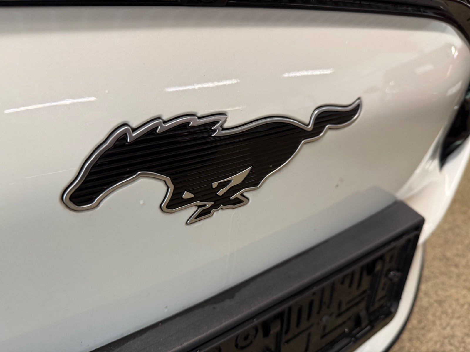 Hvid Ford Mustang Mach-E fra 2024