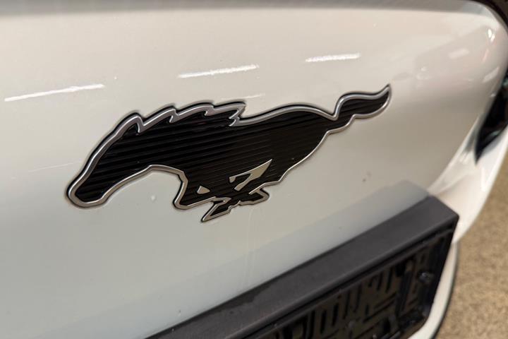 Hvid Ford Mustang Mach-E fra 2024