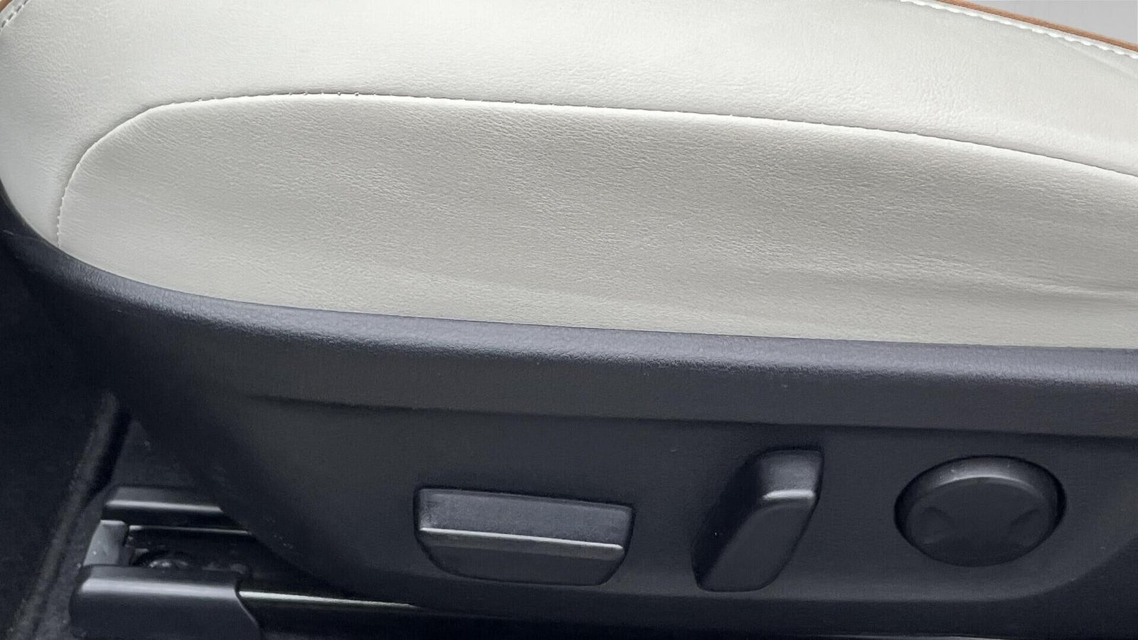 Beige Mazda MX-30 fra 2021