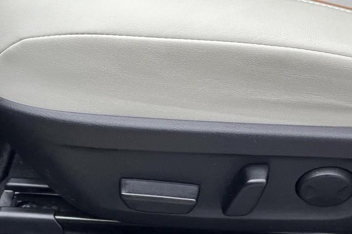 Beige Mazda MX-30 fra 2021