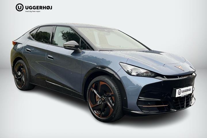 Blå Cupra Tavascan fra 2024 set udefra