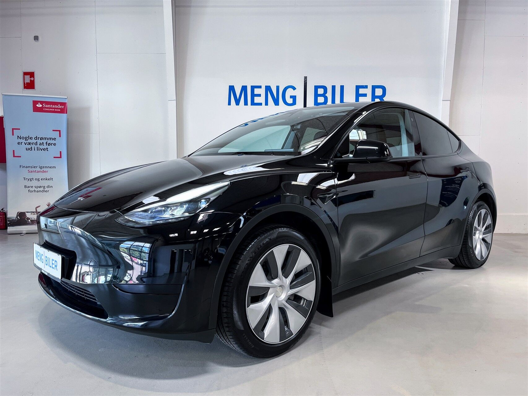 Sort Tesla Model Y fra 2023