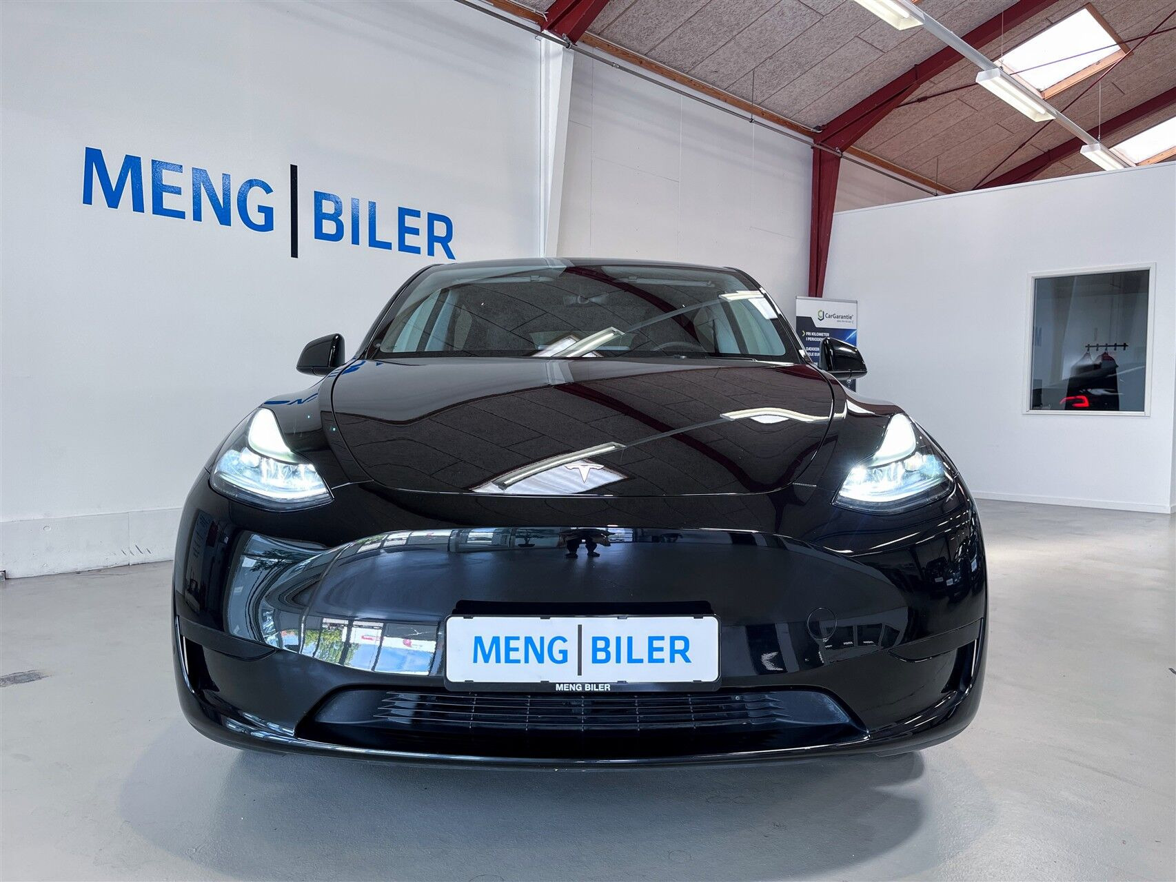 Sort Tesla Model Y fra 2023