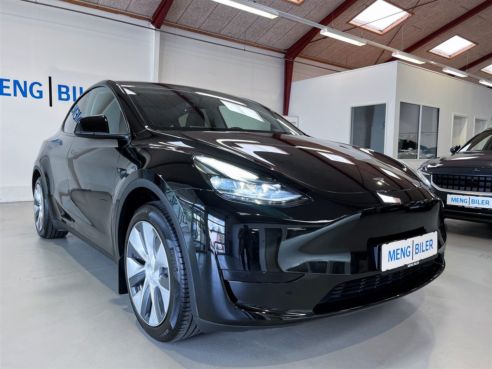 Sort Tesla Model Y fra 2023