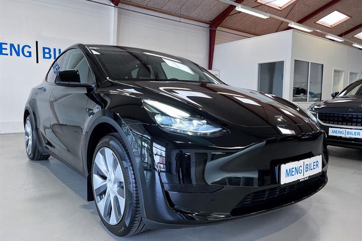 Sort Tesla Model Y fra 2023