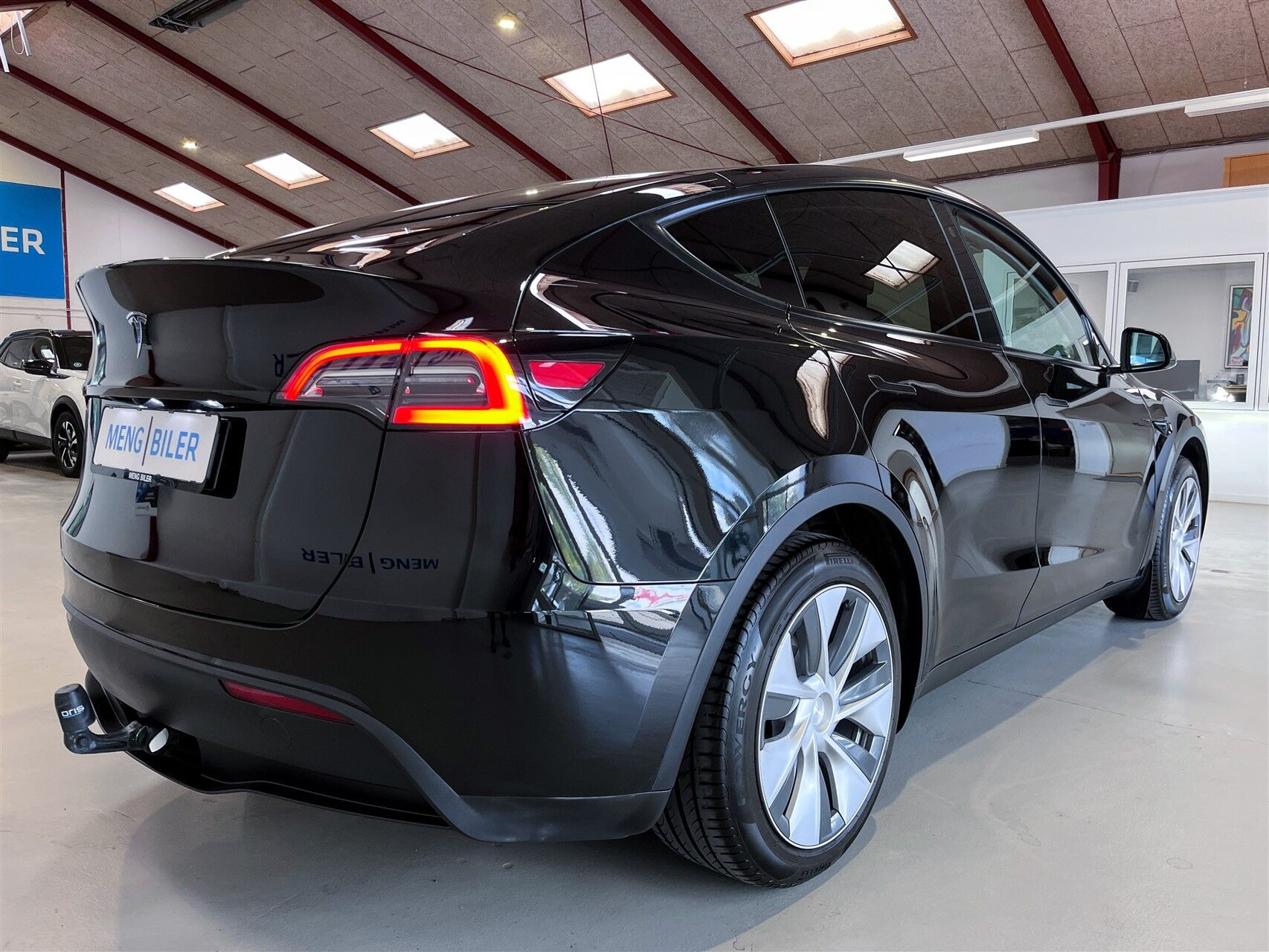 Sort Tesla Model Y fra 2023