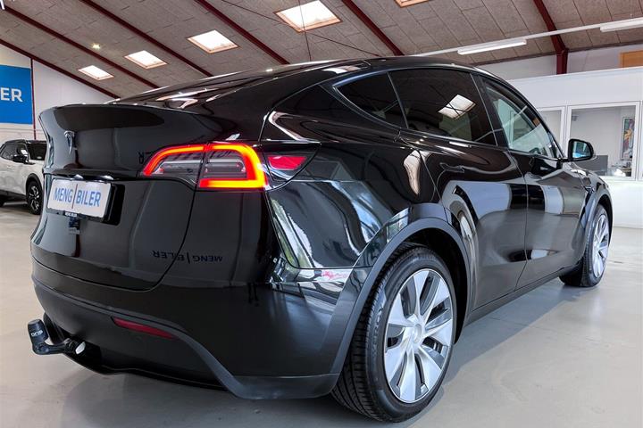 Sort Tesla Model Y fra 2023