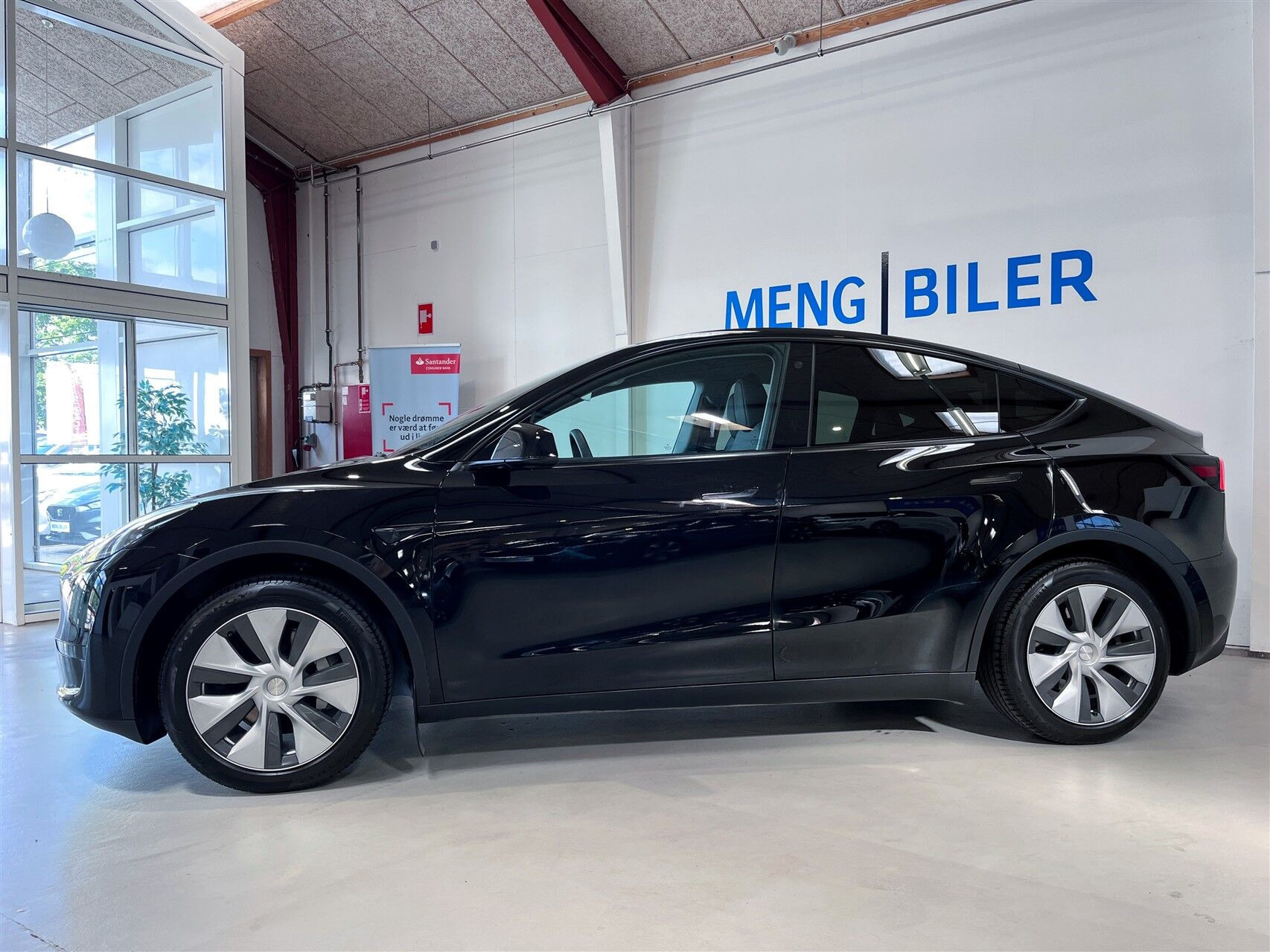 Sort Tesla Model Y fra 2023