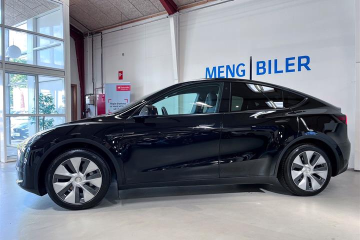 Sort Tesla Model Y fra 2023