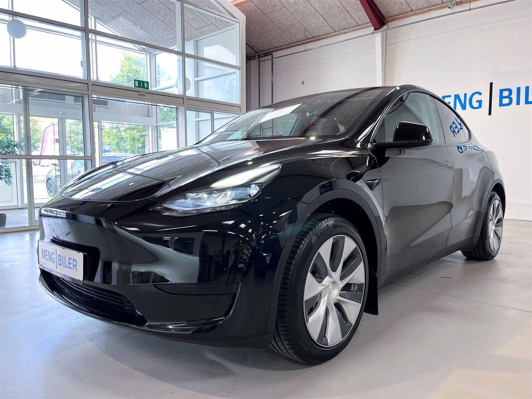 Sort Tesla Model Y fra 2023