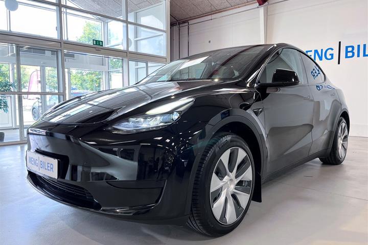 Sort Tesla Model Y fra 2023