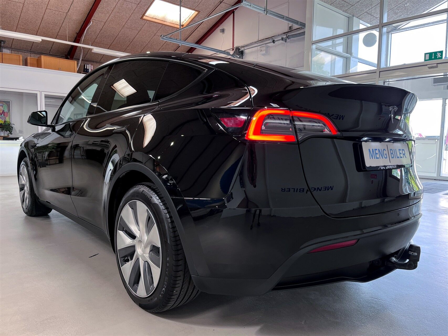 Sort Tesla Model Y fra 2023