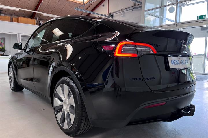 Sort Tesla Model Y fra 2023