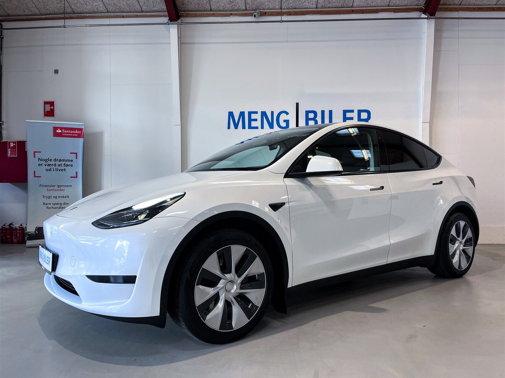 Hvid Tesla Model Y fra 2023