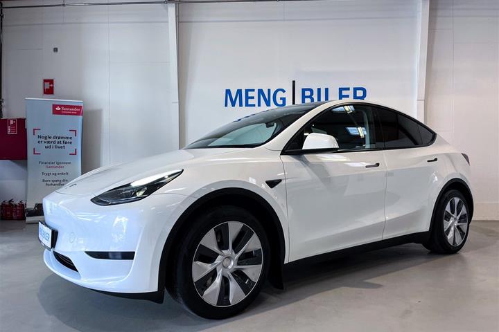 Hvid Tesla Model Y fra 2023