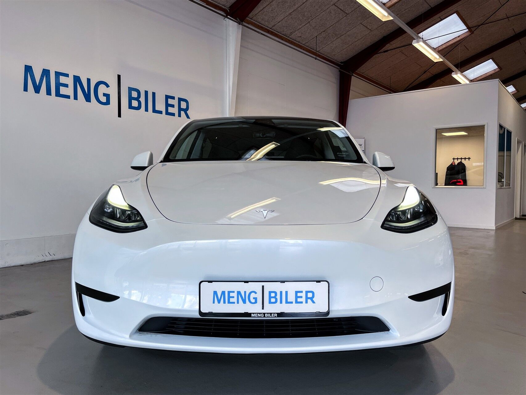 Hvid Tesla Model Y fra 2023