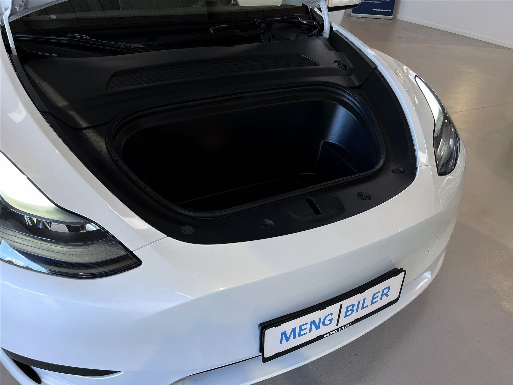 Hvid Tesla Model Y fra 2023