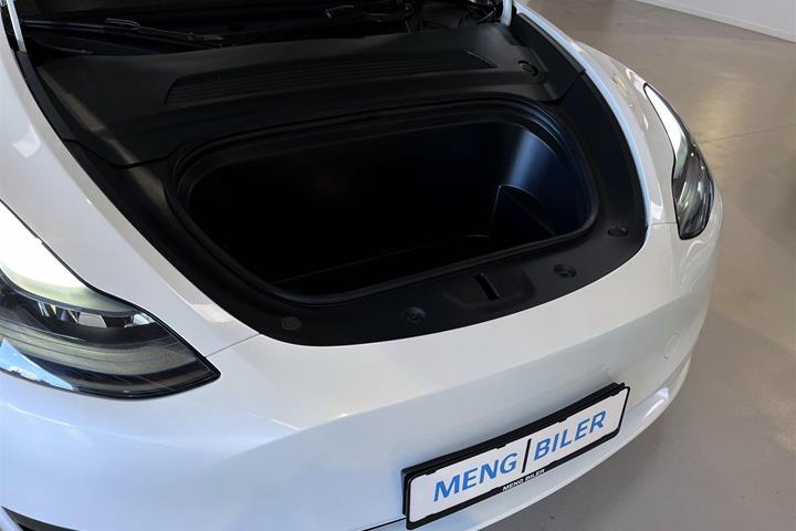Hvid Tesla Model Y fra 2023