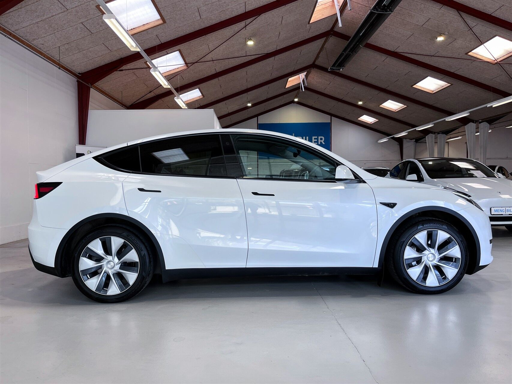 Hvid Tesla Model Y fra 2023